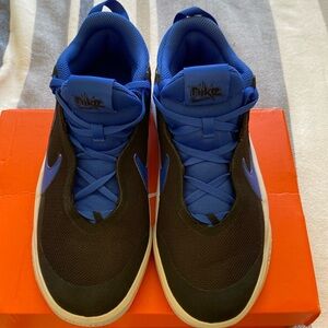 Nike Team Hustle D 10 size 6Y NEW